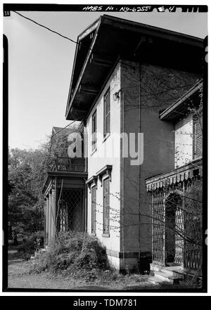 Vista prospettica del prospetto principale, dettaglio che mostra a capanna fine Pavilion e portico - William C. Hasbrouck House, 99 Montgomery Street, Newburgh, Orange County, NY Foto Stock
