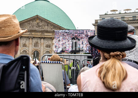 Berlino. Germania, 16 giugno 2019. La folla si riuniranno presso la Bebelplatz davanti a santa Edvige la cattedrale in Unter den Linden per l'annuale gratis Staatsoper für alle Open Air concerto diretto da Daniel Barenboim. L'Orchestra ha eseguito musiche di Johannes Brahms e Felix Mendelssohn Bartholdy su una fase temporanea. La strada è stata chiusa al traffico e i berlinesi e turisti accorsi al concerto area con sedie pieghevoli e ostacola un pic-nic. Credito: Eden Breitz/Alamy Foto Stock