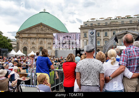 Berlino. Germania, 16 giugno 2019. La folla si riuniranno presso la Bebelplatz davanti a santa Edvige la cattedrale in Unter den Linden per l'annuale gratis Staatsoper für alle Open Air concerto diretto da Daniel Barenboim. L'Orchestra ha eseguito musiche di Johannes Brahms e Felix Mendelssohn Bartholdy su una fase temporanea. La strada è stata chiusa al traffico e i berlinesi e turisti accorsi al concerto area con sedie pieghevoli e ostacola un pic-nic. Credito: Eden Breitz/Alamy Foto Stock