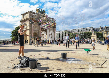 L'Arc de Triomphe della giostra (in francese Arc de triomphe du Carrousel) è un monumento risalente al 1809, costruito da Napoleone I (Napoleone Bonaparte). Ci sono voci su ciascuna delle sue quattro facce. È situato nel 1 ° arrondissement di Parigi, Francia. Si trova in piazza a giostra, ad ovest del Museo del Louvre. Costruito in onore di Napoleone Bonaparte con il suo grande esercito tra 1807 e 1809, il monumento è situato di fronte al Louvre, sulla spianata che ha preceduto le Tuileries (prima che il palazzo è stato bruciato nel 1871). Celebrando la vittoria degli eserciti francesi alla battaglia di Austerlitz, Foto Stock