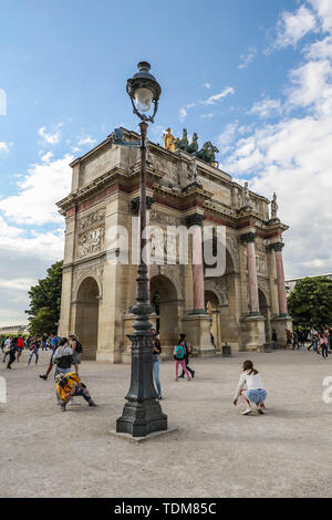 L'Arc de Triomphe della giostra (in francese Arc de triomphe du Carrousel) è un monumento risalente al 1809, costruito da Napoleone I (Napoleone Bonaparte). Ci sono voci su ciascuna delle sue quattro facce. È situato nel 1 ° arrondissement di Parigi, Francia. Si trova in piazza a giostra, ad ovest del Museo del Louvre. Costruito in onore di Napoleone Bonaparte con il suo grande esercito tra 1807 e 1809, il monumento è situato di fronte al Louvre, sulla spianata che ha preceduto le Tuileries (prima che il palazzo è stato bruciato nel 1871). Celebrando la vittoria degli eserciti francesi alla battaglia di Austerlitz, Foto Stock