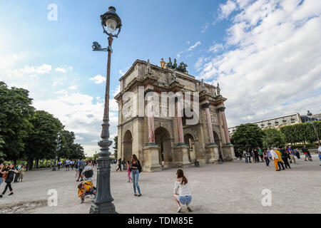 L'Arc de Triomphe della giostra (in francese Arc de triomphe du Carrousel) è un monumento risalente al 1809, costruito da Napoleone I (Napoleone Bonaparte). Ci sono voci su ciascuna delle sue quattro facce. È situato nel 1 ° arrondissement di Parigi, Francia. Si trova in piazza a giostra, ad ovest del Museo del Louvre. Costruito in onore di Napoleone Bonaparte con il suo grande esercito tra 1807 e 1809, il monumento è situato di fronte al Louvre, sulla spianata che ha preceduto le Tuileries (prima che il palazzo è stato bruciato nel 1871). Celebrando la vittoria degli eserciti francesi alla battaglia di Austerlitz, Foto Stock