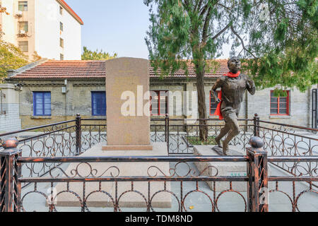 Una statua di ex campione olimpico Eric Liddell svoltasi nella Diaspora occidentale del campo di concentramento. Foto Stock