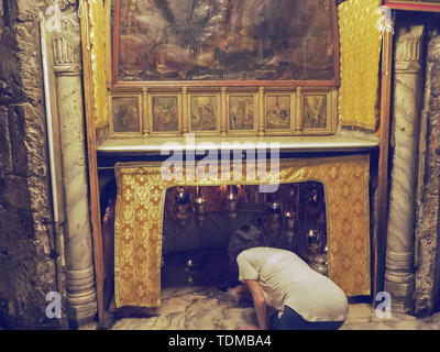 Gerusalemme, Israele- SETTEMBRE, 22, 2016: adoratore alla star nella chiesa della Natività di Betlemme Foto Stock