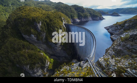 Ampia vista della diga strathgordon in Tasmania Foto Stock