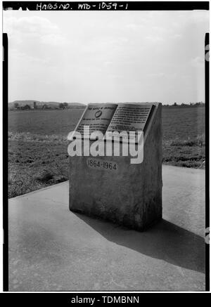 Vista prospettica DA NORD-EST DI EAST (anteriore), con i migliori agriturismo IN BACKGROUND - Battaglia di Monocacy Centennial monumento, Urbana Pike, Frederick, Frederick County, MD; storici edifici americano indagine; Boucher, Jack e, fotografo Foto Stock