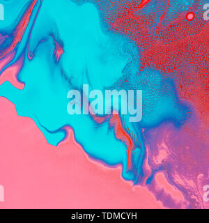 Fluido acrilico tecnica. Rosa brillante blu rosso di onde e ricci. Abstract sfondo al neon o texture. Foto Stock
