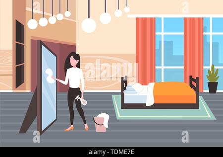 La casalinga con panno per la polvere e la bottiglia spray detergente per donna tergi vetro pulizia specchio servizio moderno concetto interiore camera da letto a piena lunghezza flat Illustrazione Vettoriale