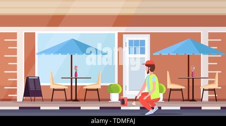 L'uomo uniforme con lo strumento pennello e secchiello filtro maschio pittura marciapiede street il concetto di servizio caffetteria moderna costruzione piatta esterna a piena lunghezza Illustrazione Vettoriale