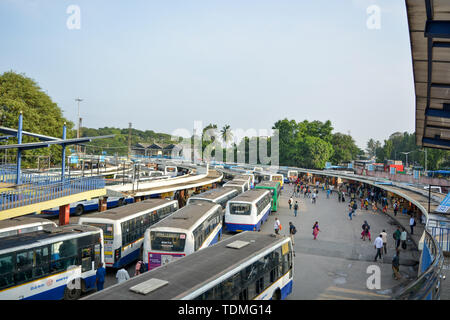 BANGALORE INDIA Giugno 3, 2019: Stack di autobus in Kempegowda Stazione Bus noto come Majestic durante la mattina tempo.