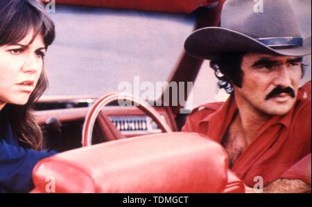 SALLY FIELD e Burt Reynolds in Smokey e il bandito (1977). Credito: Universal Pictures / Album Foto Stock