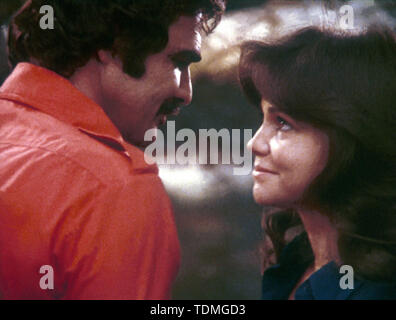 SALLY FIELD e Burt Reynolds in Smokey e il bandito (1977). Credito: Universal Pictures / Album Foto Stock