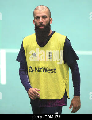 L'Inghilterra del Moeen Ali durante una sessione di reti a Old Trafford, Manchester. Foto Stock