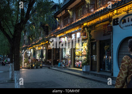 Paesaggio urbano della città di Dujiangyan, nella provincia di Sichuan, in Cina Foto Stock