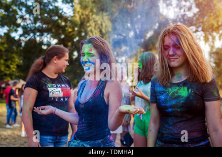 Myrhorod, Ucraina - 16 Giugno 2019: il gruppo di giovani amici di gettare vernici su Indian Holi festival dei colori Foto Stock