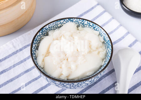 Tofu brain un famoso e tradizionale snack, noto anche come tofu fiore, fiore di fagiolo misto, secondo i gusti locali, vi è una distinzione tra dolce e salato. Foto Stock