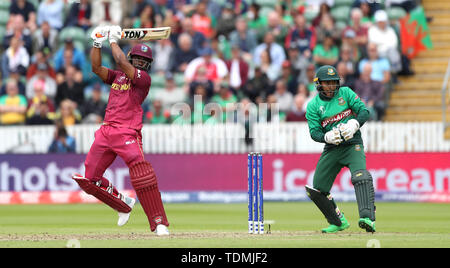 West Indies' Evin Lewis (sinistra) è catturato dal Bangladesh Shakib Al Hasan durante l'ICC Cricket World Cup group stage corrispondono a Taunton County Ground, Taunton. Foto Stock