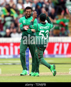 Bangladesh Shakib Al Hasan (sinistra) celebra il paletto di West Indies' Evin Lewis (non illustrato) durante la ICC Cricket World Cup group stage corrispondono a Taunton County Ground, Taunton. Foto Stock