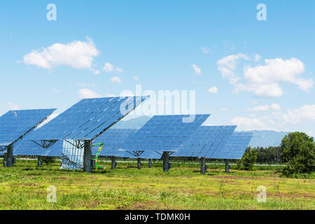 Pannello solare produce green,energia ecocompatibile da Foto Stock