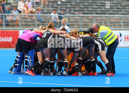 Krefeld, Germania, 16 giugno 2019, hockey, donne FIH Pro League, Germania vs. Australia: i giocatori tedeschi huddle. Foto Stock