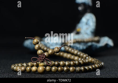 Seta dorata Namu legno affondata Buddha braccialetto tallone voce lotus Foto Stock