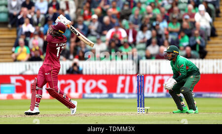 West Indies' Evin Lewis (sinistra) è catturato dal Bangladesh Shakib Al Hasan durante l'ICC Cricket World Cup group stage corrispondono a Taunton County Ground, Taunton. Foto Stock