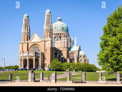 Tre quarti di vista frontale della Basilica nazionale del Sacro Cuore, situato nell'Elisabeth Park in Koekelberg, Regione di Bruxelles-Capitale, Belgio. Foto Stock