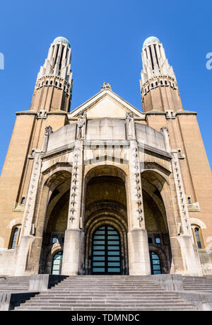 Angolo basso veduta della facciata della Basilica nazionale del Sacro Cuore nel Elisabeth Park in Koekelberg, Regione di Bruxelles-Capitale, Belgio. Foto Stock