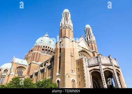 Basso angolo di visione nazionale della Basilica del Sacro Cuore, situato nell'Elisabeth Park in Koekelberg, Regione di Bruxelles-Capitale, Belgio. Foto Stock