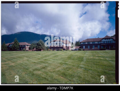 Vista prospettica attraverso quad da sinistra a destra; Nord Pacifico Hall, Allen Auditorium e Whitmore Hall - Sheldon Jackson College, Lincoln Street, Sitka, Sitka Borough, AK Foto Stock