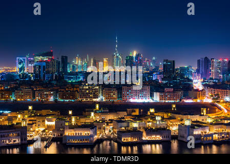 Dubai, Emirati Arabi Uniti - 4 Giugno 2019: Dubai skyline moderna vista panoramica dal torrente di Deira in Emirati Arabi Uniti al blue ora Foto Stock