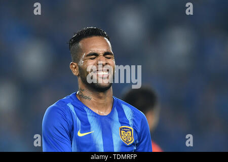 Il calcio brasiliano player Alex Teixeira di Jiangsu Suning celebra dopo il punteggio contro Pechino Renhe nel loro tredicesimo round corrispondere durante il 2019 Chinese Football Association Super League (CSL) nella città di Nanjing East cinese della provincia di Jiangsu, 16 giugno 2019. Jiangsu Suning sconfitto Pechino Renhe 4-1. Foto Stock