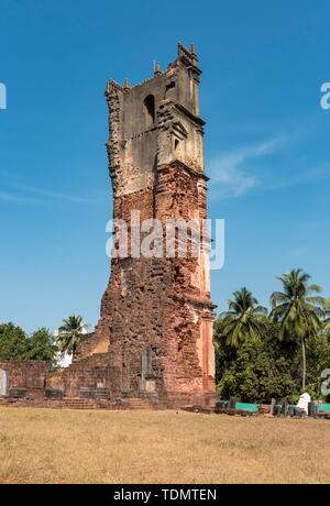 Torre di diruta chiesa di Sant'Agostino, Old Goa, India Foto Stock