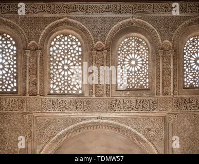 Parete ornamentali con decorazioni a stucco, il Summer Palace, Palacio de Generalife, Alhambra di Granada, Spagna Foto Stock