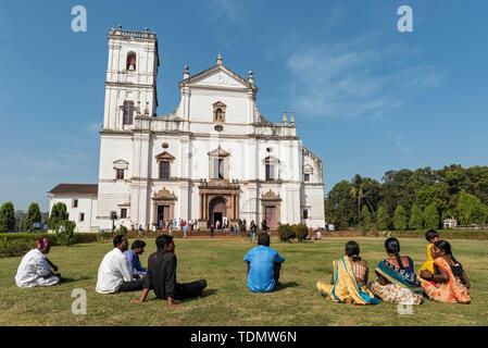 Gruppo di turisti Indiano di fronte Se Cathedral, Old Goa, India Foto Stock