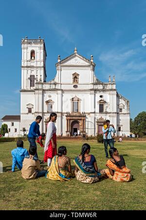 Gruppo di turisti Indiano di fronte Se Cathedral, Old Goa, India Foto Stock