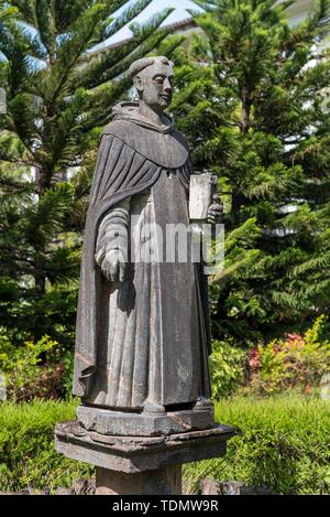 La statua di un santo di fronte a Piazza San Gaetano Chiesa Vecchia Goa, India Foto Stock