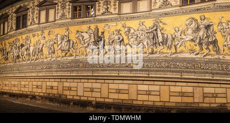 Furstenzug, parete fregio realizzato di Meissner gres porcellanato, Schlossstrasse, Dresda, Sassonia, Germania Foto Stock