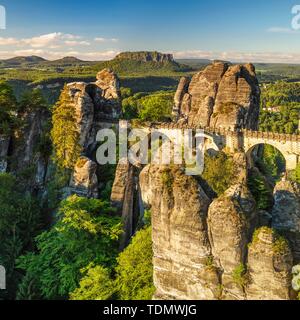 Vista sopra il Bastei bridge al Lilienstein, Elba montagne di arenaria, Parco Nazionale Svizzera Sassone, Bassa Sassonia, Germania Foto Stock