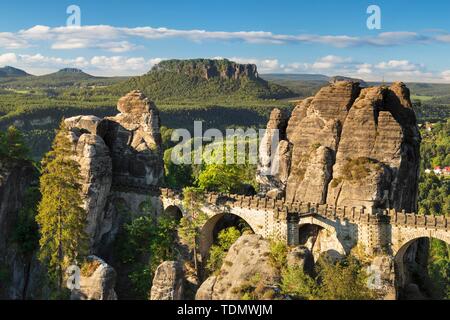 Vista sopra il Bastei bridge al Lilienstein, Elba montagne di arenaria, Parco Nazionale Svizzera Sassone, Bassa Sassonia, Germania Foto Stock