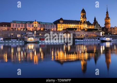 Vista sul fiume Elba al Standehaus e Castello di Dresda, crepuscolo, Dresda, Sassonia, Germania Foto Stock