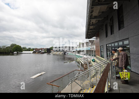 Due Sussex cricket tifosi guardare oltre ad un sommerso Worcestershire County Cricket Ground a Worcester dopo essere allagata dopo forti piogge nella zona. Foto Stock