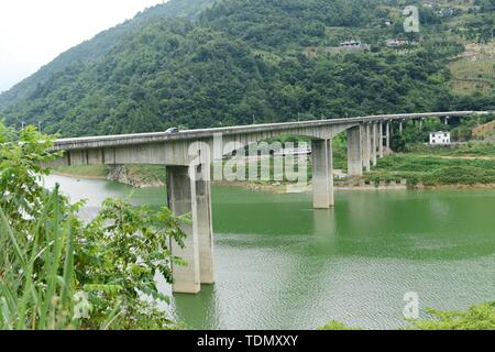 Fenshui River Bridge, Enshi Città, Provincia di Hubei, paesaggio naturale materiale Foto Stock