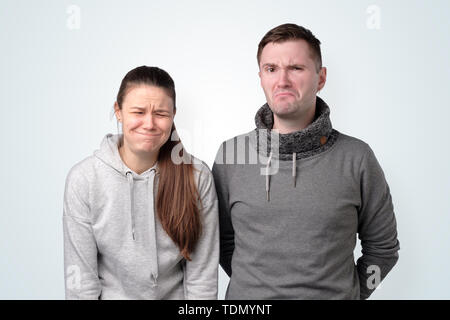 Premuto coppia giovane avente rapporto problemi. Studio shot Foto Stock