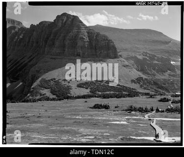 Vista panoramica dal Boardwalk west di Logan pass Visitor Center, Mt. Oberlin sulla sinistra, Rinaldo's Mtn. sulla destra (Nota- sei fotografie si sovrappongono per formare una vista completa) - andando-per-il-Sun Road, West Glacier, Contea di Flathead, MT Foto Stock