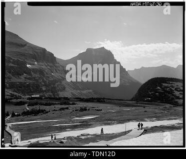 Vista panoramica dal Boardwalk west di Logan pass Visitor Center, Mt. Oberlin sulla sinistra, Rinaldo's Mtn. sulla destra (Nota- sei fotografie si sovrappongono per formare una vista completa) - andando-per-il-Sun Road, West Glacier, Contea di Flathead, MT Foto Stock