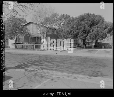 Parte 1 di 2 del panorama con HABS CA-2783-27. Vista di Hinkley Avenue con area parcheggio n. 8 visto dall'area parcheggio n. 9. Edificio n. 8 sul lato destro e l'Edificio n. 10 sulla sinistra con spazio aperto fra i. Nota boulder nel cortile dell'Edificio n. 10 sulla sinistra. Nota cordoli e dispone di parcheggio. Guardando verso nord-ovest - Pasqua borgo collinare, bordati da sud Twenty-Sixth Street, South ventottesima Street, Hinkley Avenue, Foothill Avenue e Corto Square, Richmond, Contra Costa County, CA Foto Stock