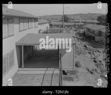 Parte 1 di 3 del panorama con HABS CA-2783-43 e HABS CA-2783-44. Vista della collina di Pasqua sito come vista dal balcone dell'Edificio n. 31. Edificio n. 32 sulla sinistra, l'Edificio n. 20 in corrispondenza della parte posteriore di centro, e l'Edificio n. 19 a destra. Nota massi sulla collina. Guardando ad est-nord-est - Pasqua borgo collinare, bordati da sud Twenty-Sixth Street, South ventottesima Street, Hinkley Avenue, Foothill Avenue e Corto Square, Richmond, Contra Costa County, CA Foto Stock