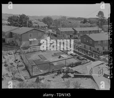 Parte 2 di 3 del panorama con HABS CA-2783-42 e HABS CA-2783-44. Vista della collina di Pasqua sito come vista dal balcone dell'Edificio n. 31. Edificio n. 19 sulla sinistra, l'Edificio n. 17 nella parte posteriore sinistra, Edificio n. 12 a destra posteriore, Edificio n. 10 a destra. Nota massi sulla collina. Parco giochi al centro è una successiva aggiunta. Guardando ad est - Pasqua borgo collinare, bordati da sud Twenty-Sixth Street, South ventottesima Street, Hinkley Avenue, Foothill Avenue e Corto Square, Richmond, Contra Costa County, CA Foto Stock