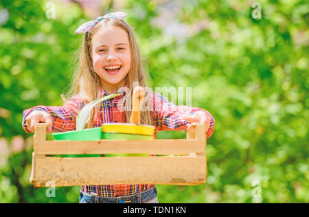 Amo il mio lavoro. bambina kid nella foresta. estate farm. Infanzia felice. bambina con utensili da giardinaggio. La giornata della terra. molla village country. ecologia ambiente. Felice giorno per bambini. Foto Stock